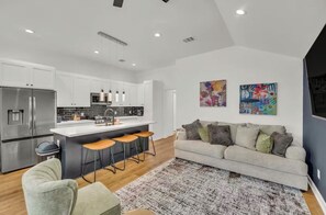 Living area - 6 Rooms: NRG + Med Center Sleeps 18 (Houston)