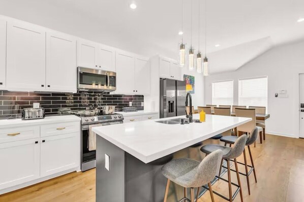 Private kitchen - 6 Rooms: NRG + Med Center Sleeps 18 (Houston)