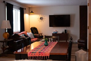 Smart TV, chimenea y libros 