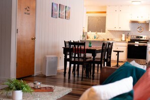 Dining - Cozy 3-bedroom house in Anchorage (Anchorage)