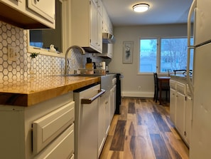 Fridge, microwave, oven, stovetop - Cozy 3-bedroom house in Anchorage (Anchorage)