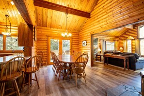 Dining - Sunriver Log Home with Hot Tub and SHARC Passes (Sunriver)