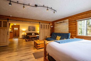 Iron/ironing board, travel cot, WiFi, bed sheets - Sunriver Log Home with Hot Tub and SHARC Passes (Sunriver)