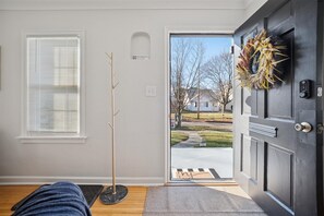 Interior - Appealing 2br Cape Cod w/ bonus rm & fiber Wi-Fi! (Toledo)