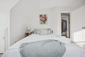 2 bedrooms, iron/ironing board, free WiFi, bed sheets - Appealing 2br Cape Cod w/ bonus rm & fiber Wi-Fi! (Toledo)