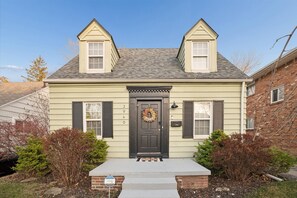 Exterior detail - Appealing 2br Cape Cod w/ bonus rm & fiber Wi-Fi! (Toledo)