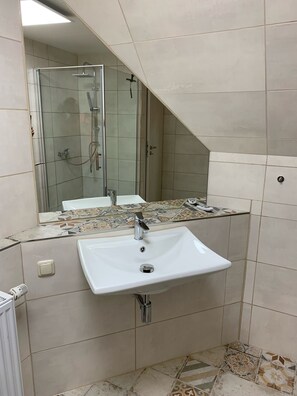 Hair dryer, towels, soap, toilet paper - Ruhige Ferienwohnung Seeschwalbe im Ostseebad Dranske auf Rügen (Dranske)