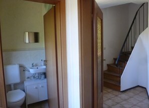 Hair dryer, towels, soap, toilet paper - Ruhige Ferienwohnung Seeschwalbe im Ostseebad Dranske auf Rügen (Dranske)