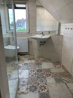 Hair dryer, towels, soap, toilet paper - Ruhige Ferienwohnung Seeschwalbe im Ostseebad Dranske auf Rügen (Dranske)