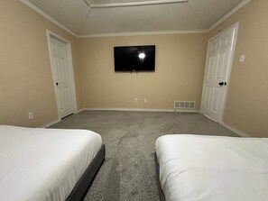 3 bedrooms, iron/ironing board, travel crib, free WiFi - NEW Grand Escape | For Large Families & Groups (Garland)