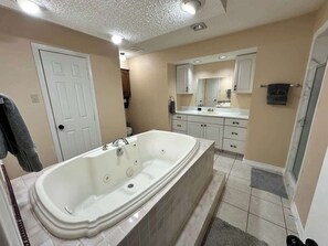 Shower, hair dryer, shampoo - NEW Grand Escape | For Large Families & Groups (Garland)