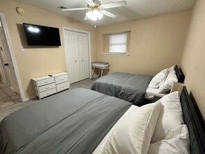 مكتب ومكواة/لوح كي وسرير سفر وواي فاي مجانًا