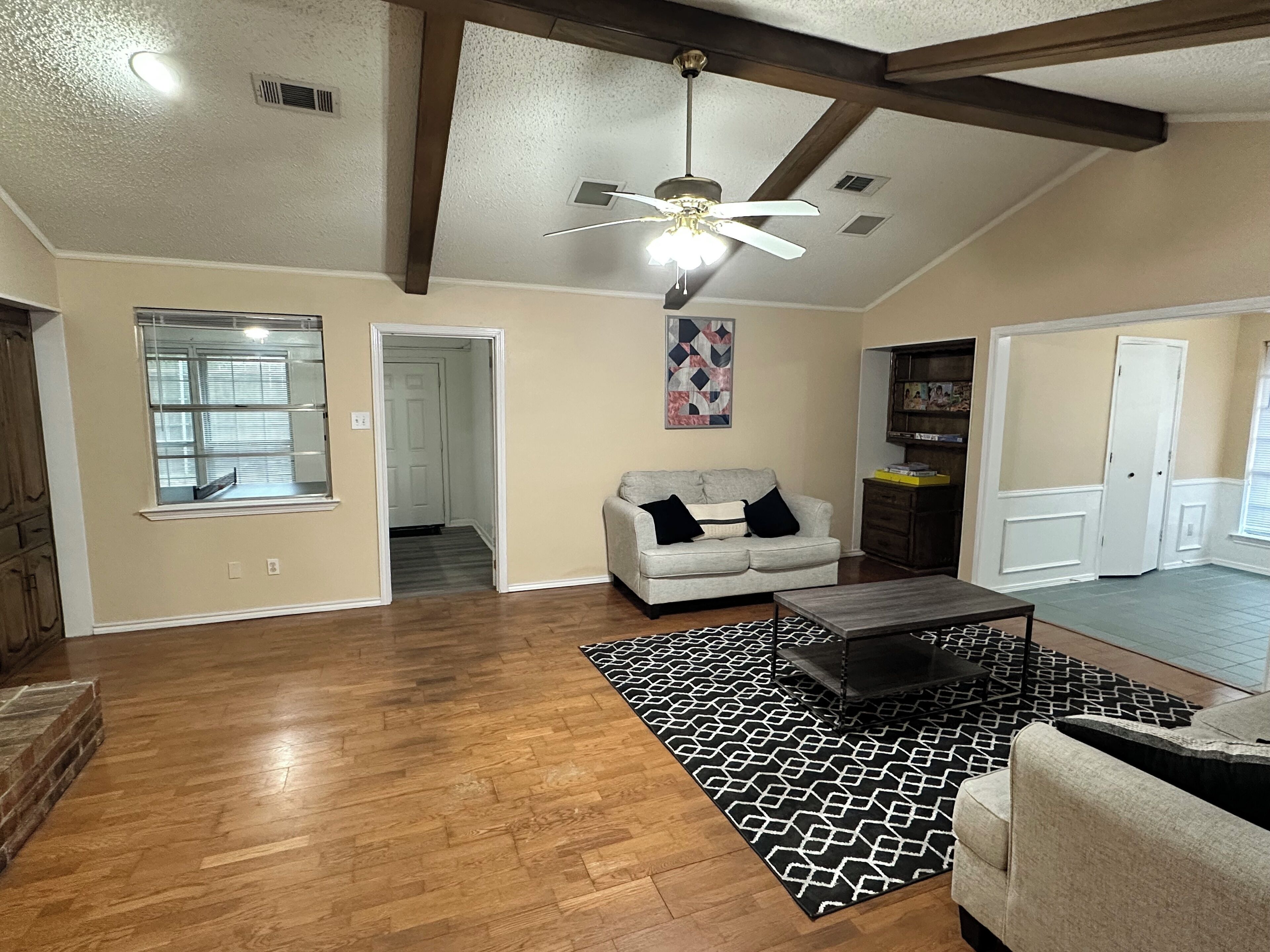 Smart TV, fireplace, ping pong