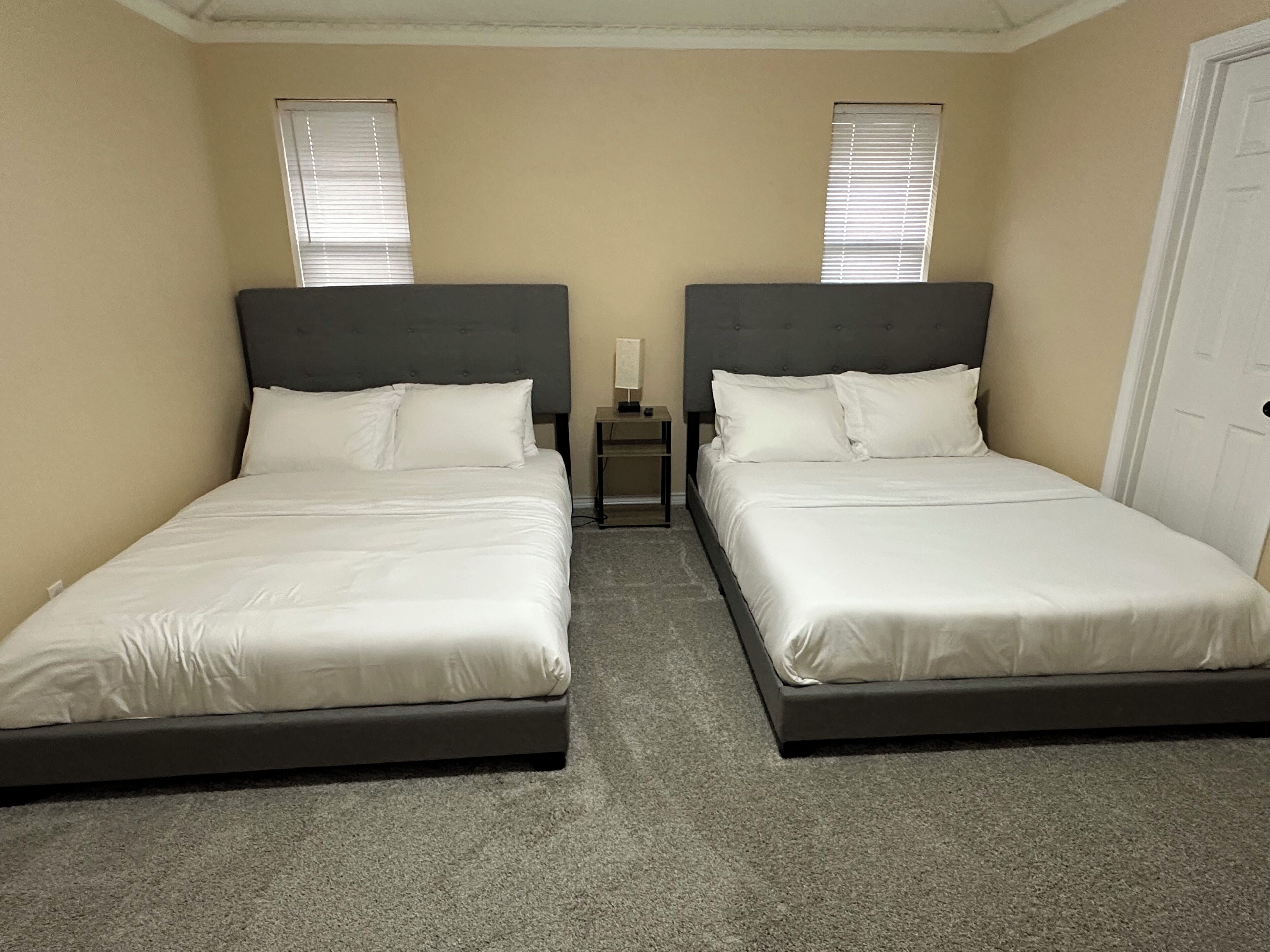 Escrivaninha, ferros/tábuas de passar roupa, berço de viagem