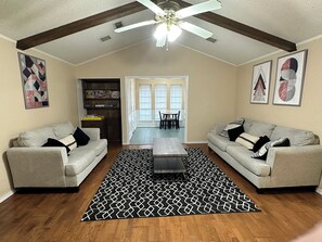 Smart TV, chimenea y tenis de mesa 