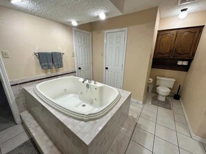Douche, sèche-cheveux, shampoing