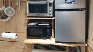 Une cuisine compacte équipée d’un four grille-pain Cosori, d’un four à micro-ondes et d’un réfrigérateur Galanz.