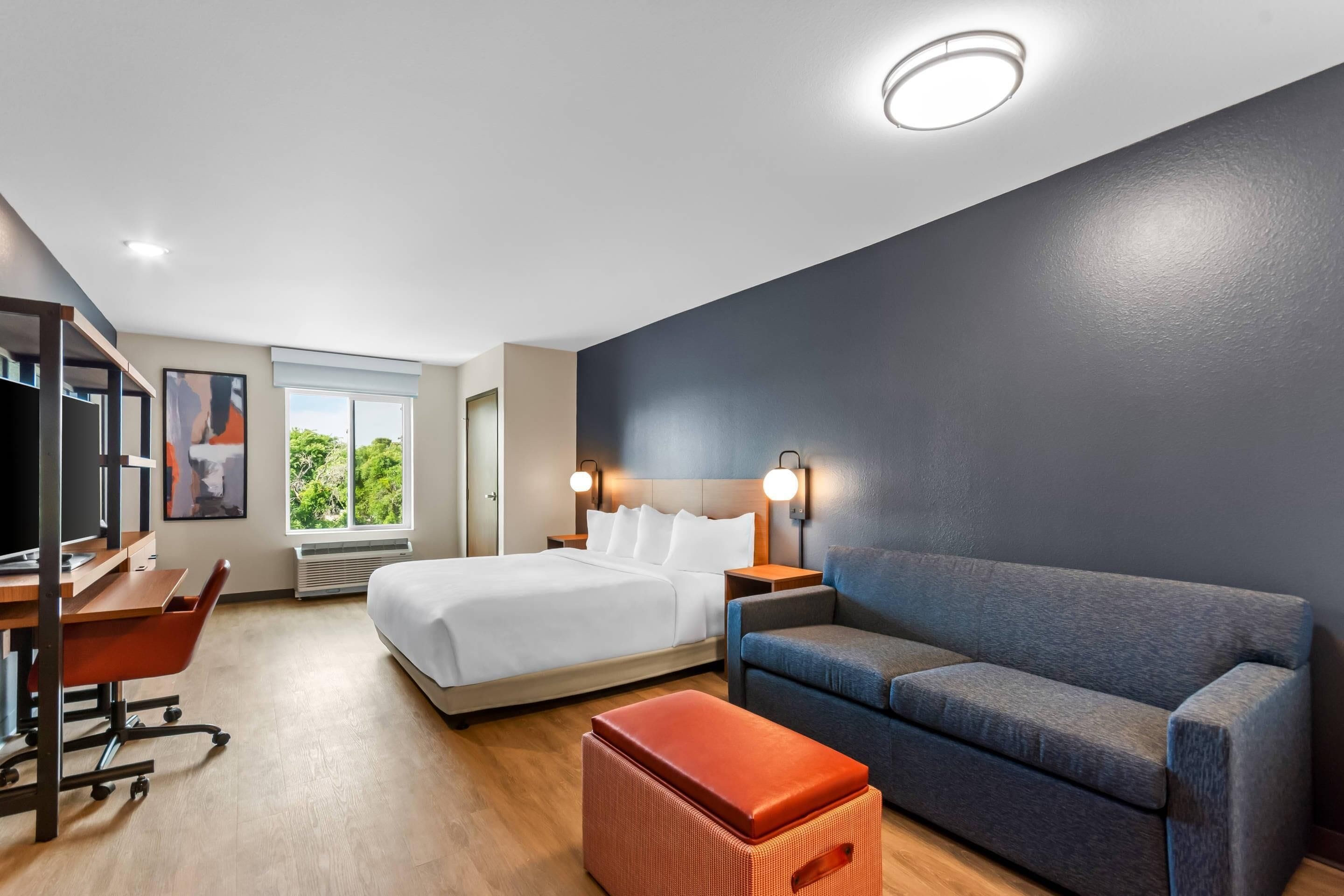 Suite, 1 King Bed, Accessible Bathtub, Non Smoking