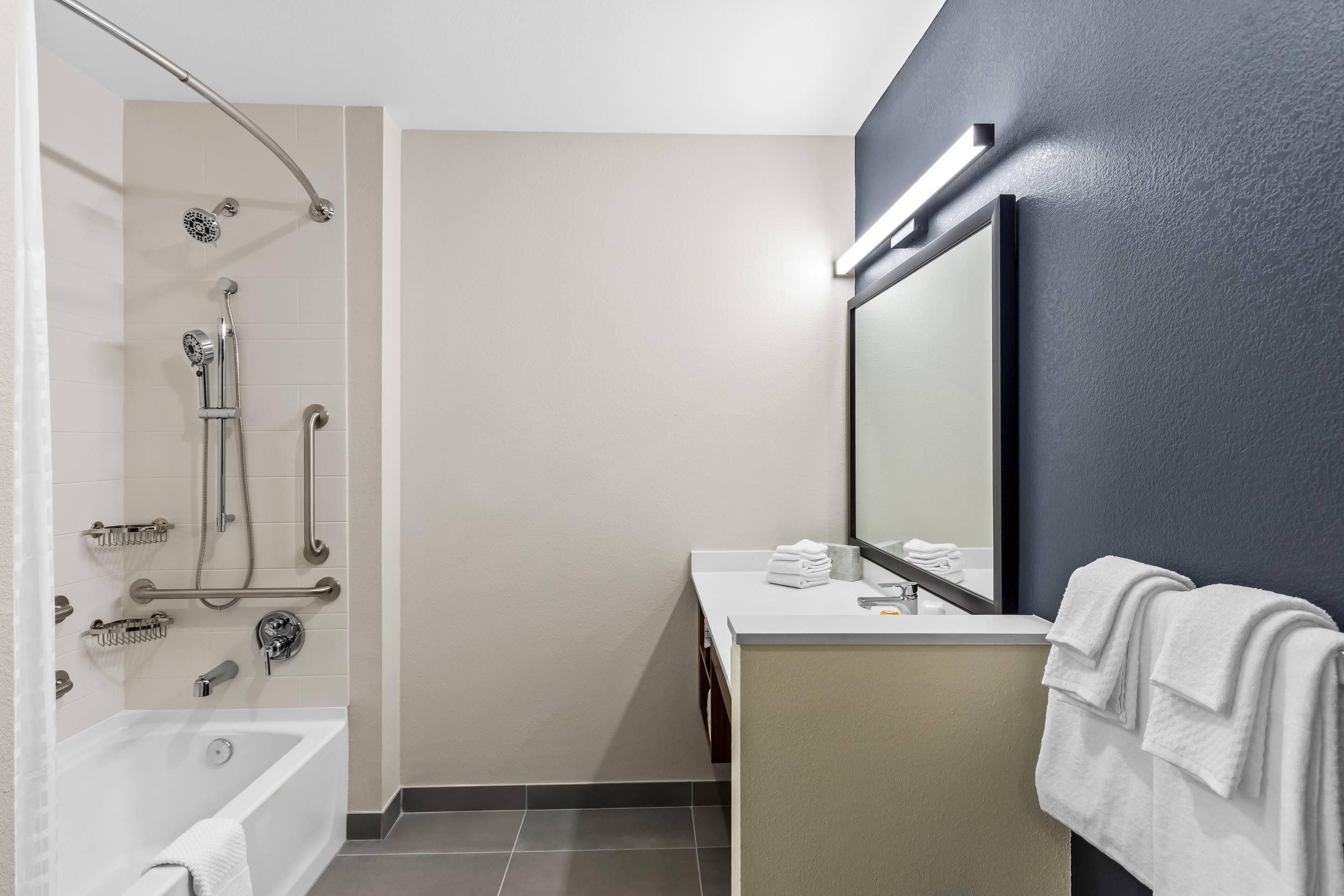 Ein modernes Badezimmer mit Badewanne, Dusche und Waschtisch.