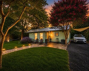 Exterior - A Hoot’s Nest-Luxe 3 Bed Sleep-5 near Downtown ATX&UT COTA EV & COWBOYPOOL⭐️⭐️⭐️⭐️⭐️ (Austin)
