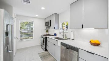 Geladeira, micro-ondas, fogão, cooktop