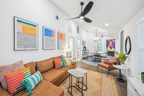 Smart TV, fireplace - A Hoot’s Nest-Luxe 3 Bed Sleep-5 near Downtown ATX&UT COTA EV & COWBOYPOOL (Austin)