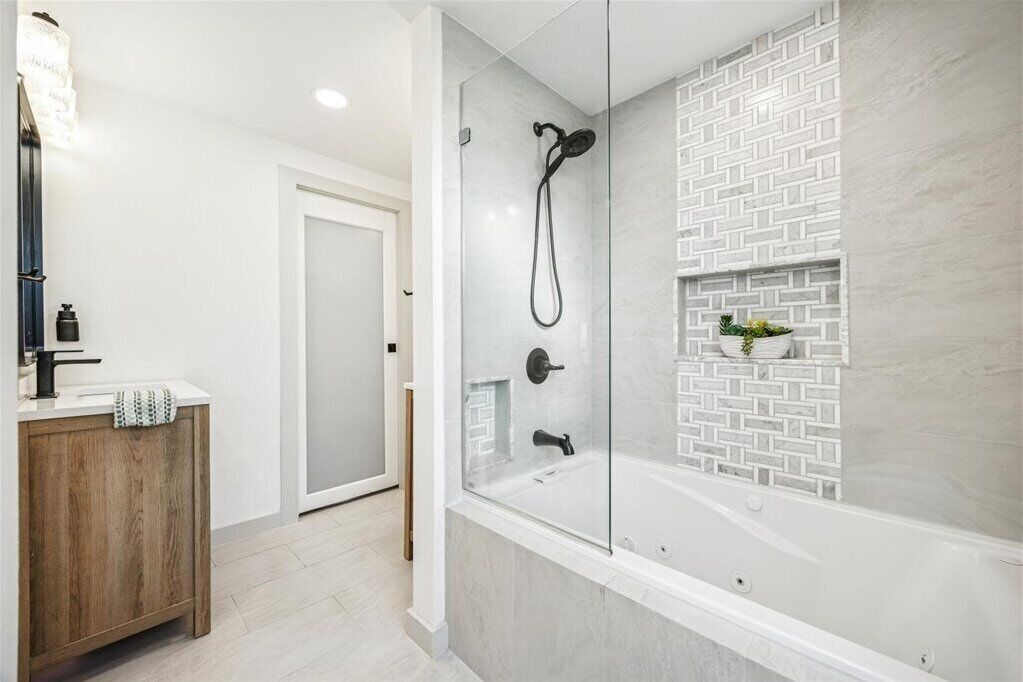 Jetted tub, hair dryer, bidet, towels