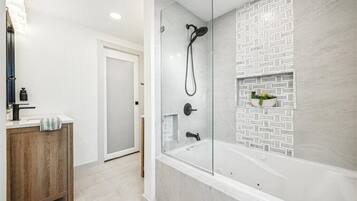Jetted tub, hair dryer, bidet, towels