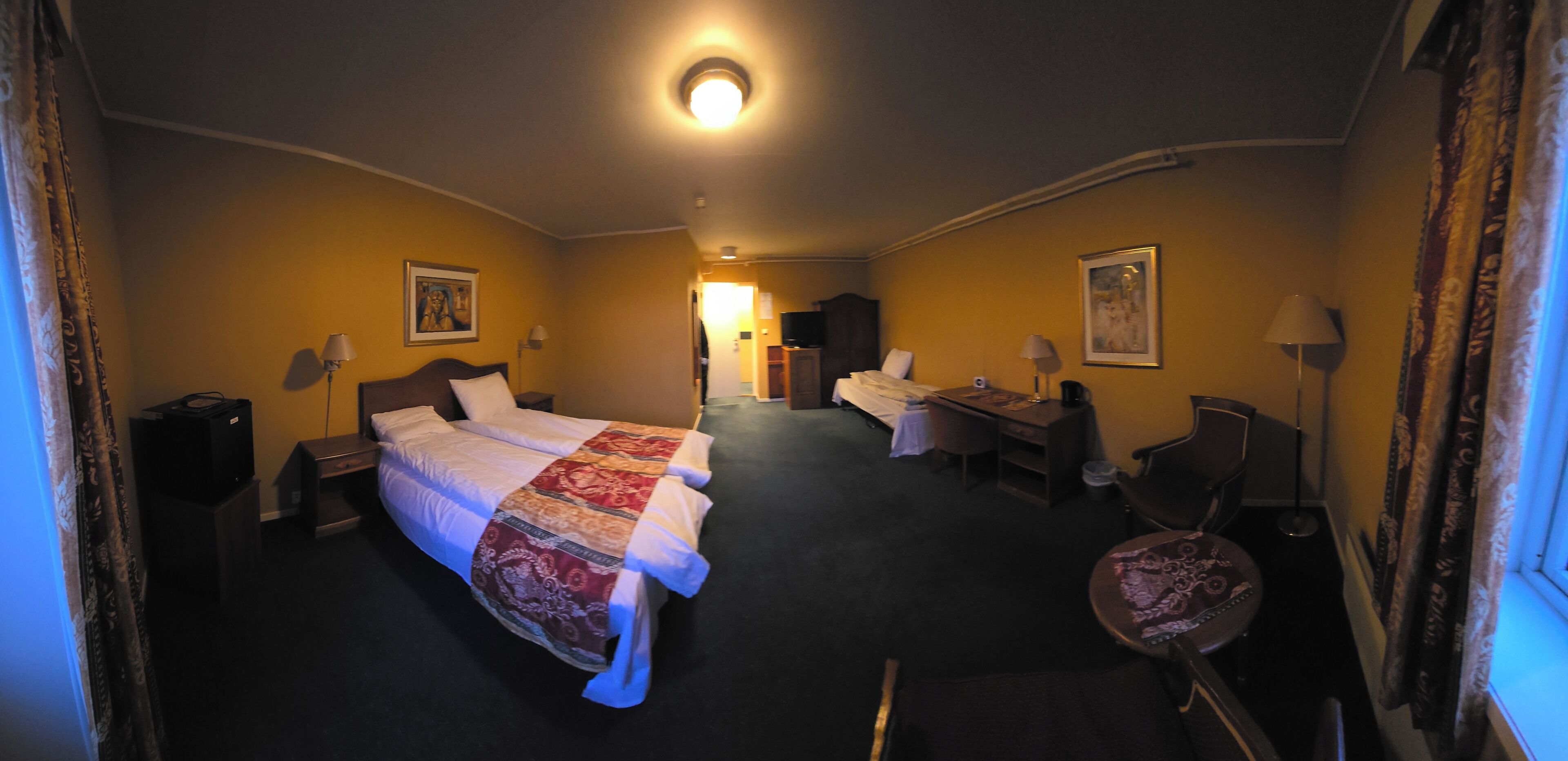 Kamar Keluarga | Selimut bulu angsa, meja kerja, dan ruang kerja ramah laptop