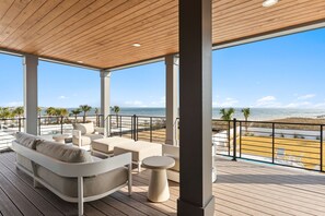 Terrace/patio - Sea Glass | Luxury Oceanfront 9BR + Pool & Hot Tub (Ocean Isle Beach)