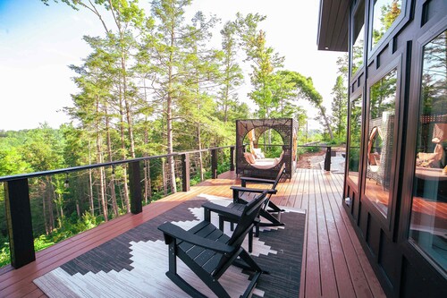 Romantic Pet-Friendly RRG Cabin w/ Hot Tub Sunsets
