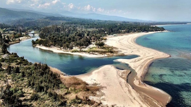 A coastal landscape with a river, beach, and forested area. - Villa with swimming pool for 6 people - Air conditioning, Wi-Fi, beach within walking distance (SOLARO)