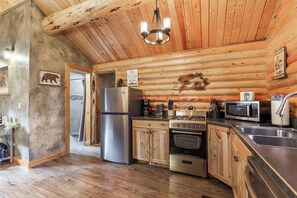 Fridge, microwave, oven, stovetop - The Bear`s Burrow | 7 Mi to YNP | Private Pond (West Yellowstone)