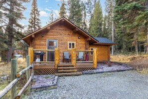Exterior - The Bear`s Burrow | 7 Mi to YNP | Private Pond (West Yellowstone)