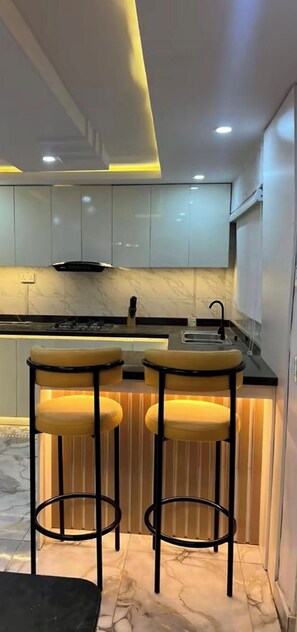 Four à micro-ondes, un four, surface de cuisson, lave-vaisselle