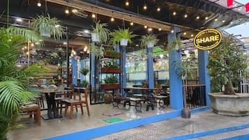 Khu ẩm thực ngoài trời