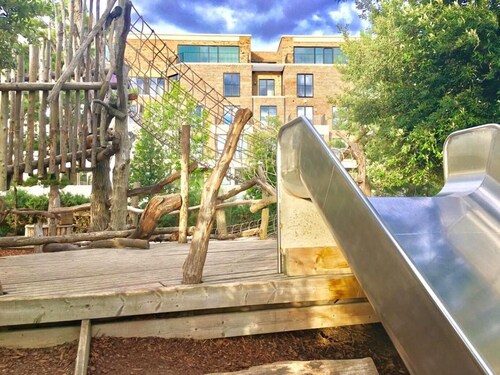 2-Bedrooms Modern Apartment next to Velodrome, Lounge, Balcony, Parking, ABBA