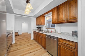 Geladeira, micro-ondas, cooktop, lava-louças