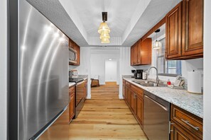 Fridge, microwave, stovetop, dishwasher - Sunrise Sanctuary-🌷 Don't Miss Out – Summer Dates Available at Unbeatable Rates! (Largo)