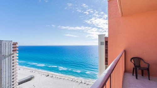 Beachfront Condo, Oceanview Balcony, Lagoon Pool Thomas Dr #2308 by Avantstay