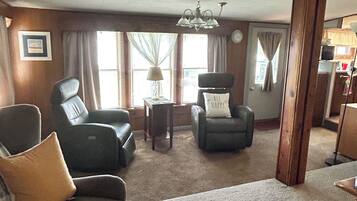 Smart TV, fireplace, stereo