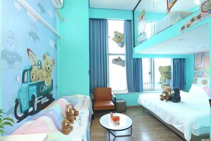 Una cameretta con un letto a castello, una divano, un tavolino e una sedia.