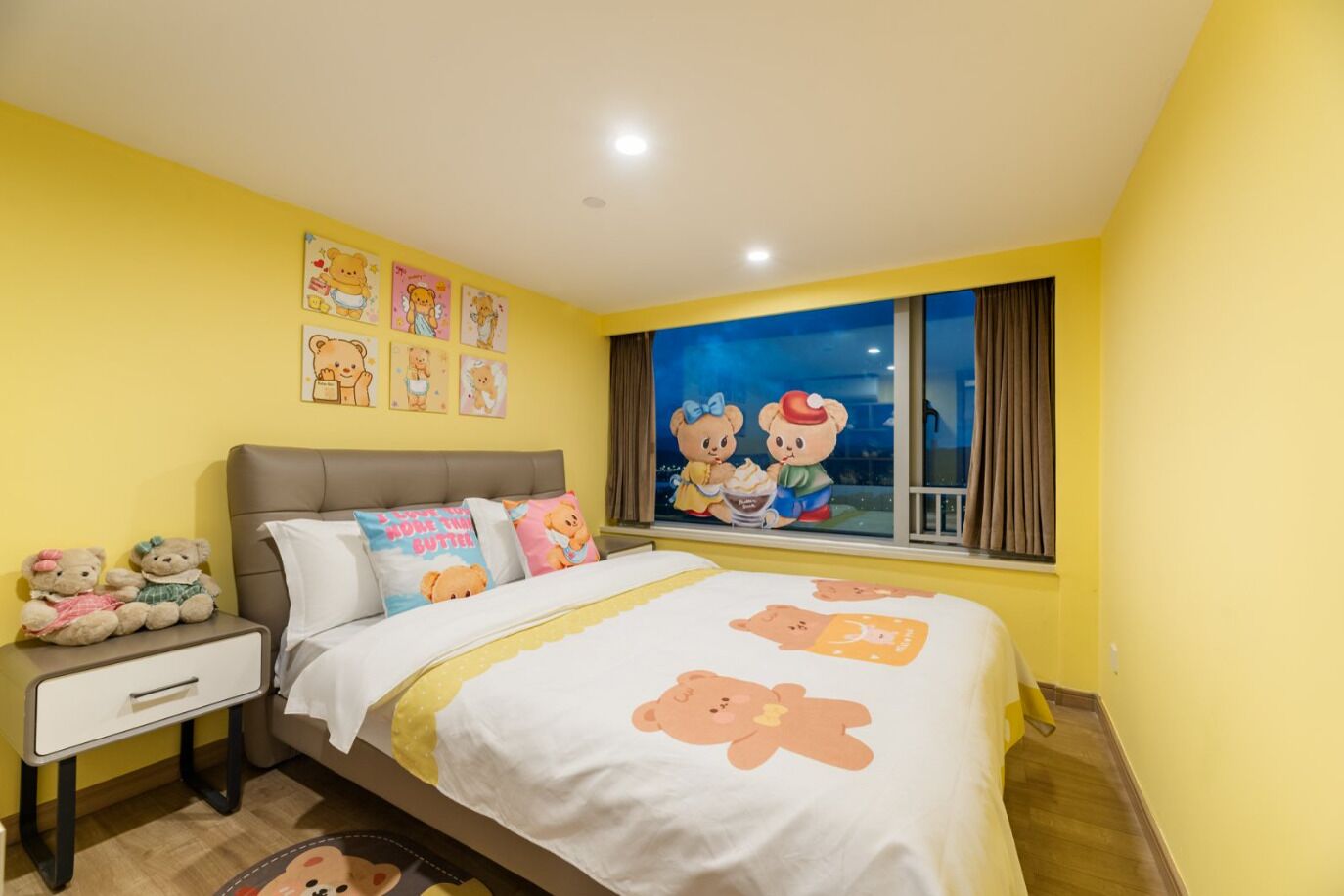 Quarto com cama, mesa de cabeceira e janela com vista para o exterior.