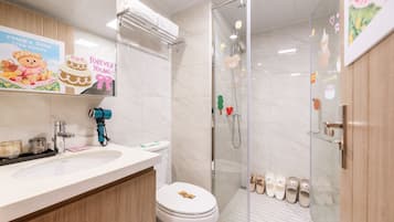 Kamar Twin Klasik | Kamar mandi | Shower, pengering rambut, handuk, dan sampo