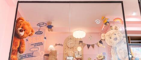 A window display with various teddy bears and a clock.