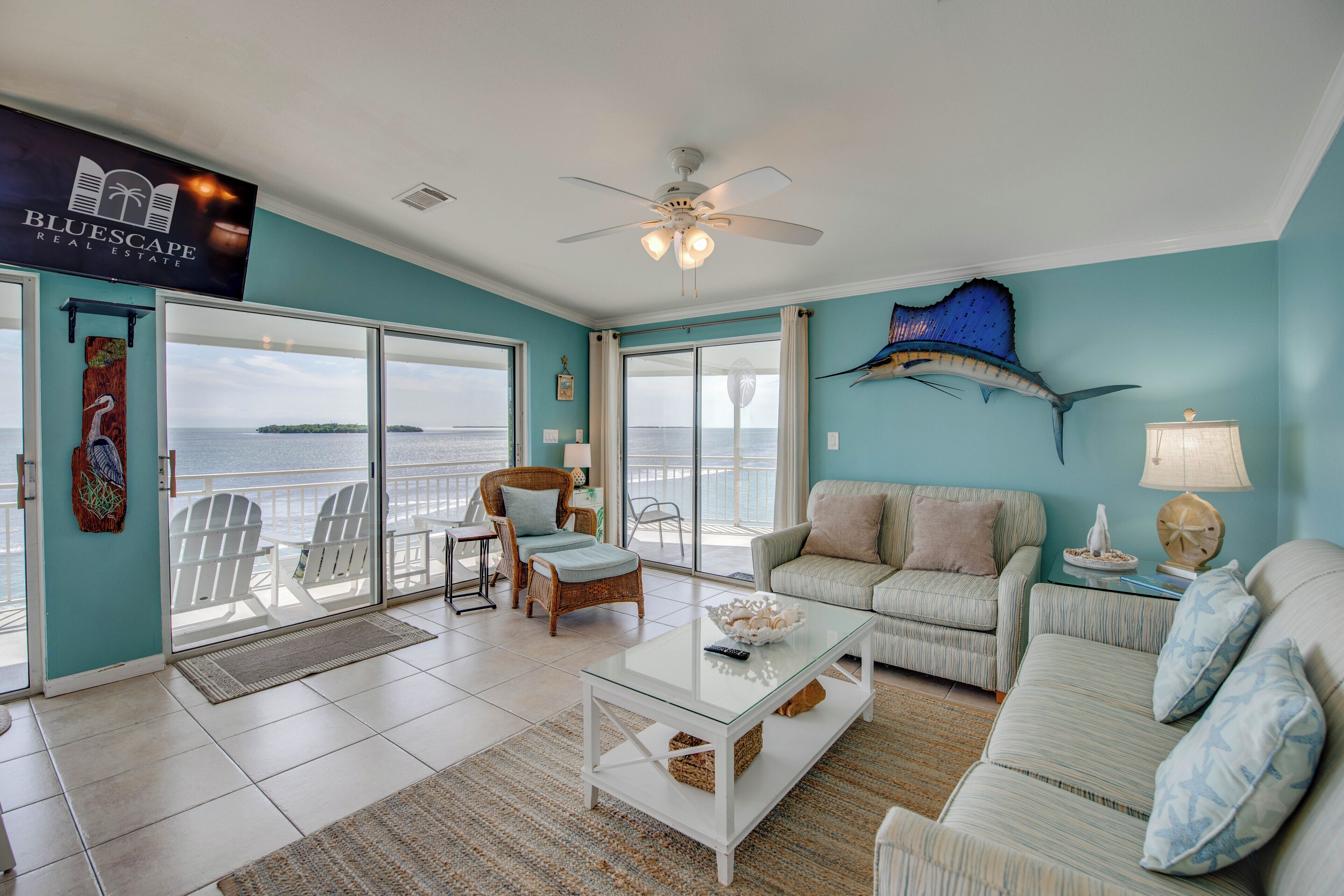 Smart-tv, ett bordtennisbord och böcker