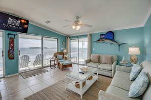 Älytelevisio, pöytätennispöytä, kirjoja