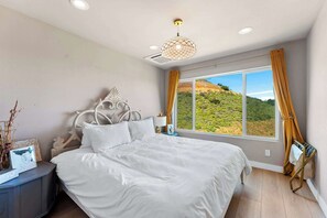 6 bedrooms, iron/ironing board, travel cot, free WiFi - Enchanted Estate on 5 Acres Pool & Mini Horses (Bonsall)