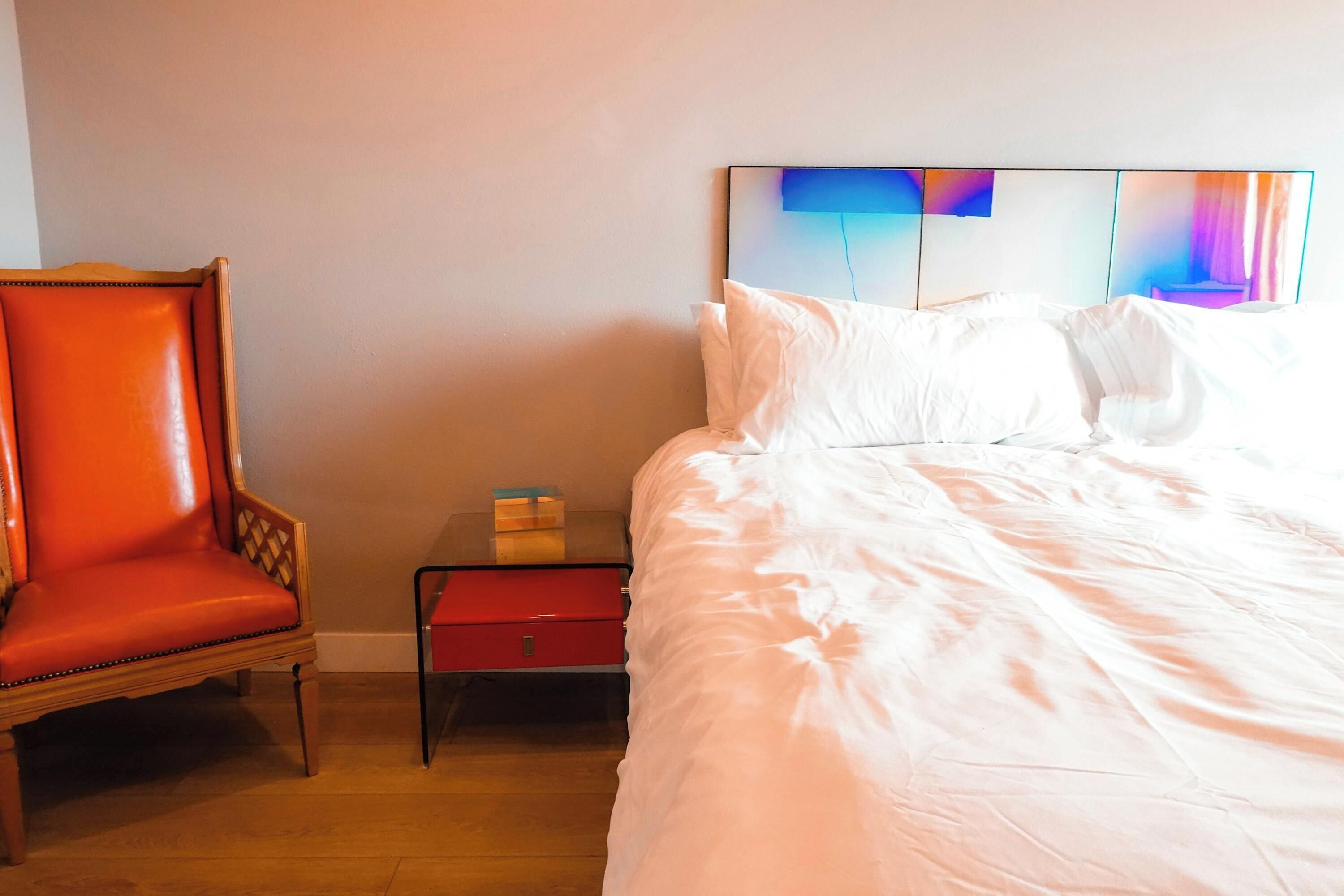 Tabla de planchar con plancha, wifi gratis, ropa de cama