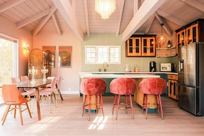 Kjøleskap og mikrobølgeovn